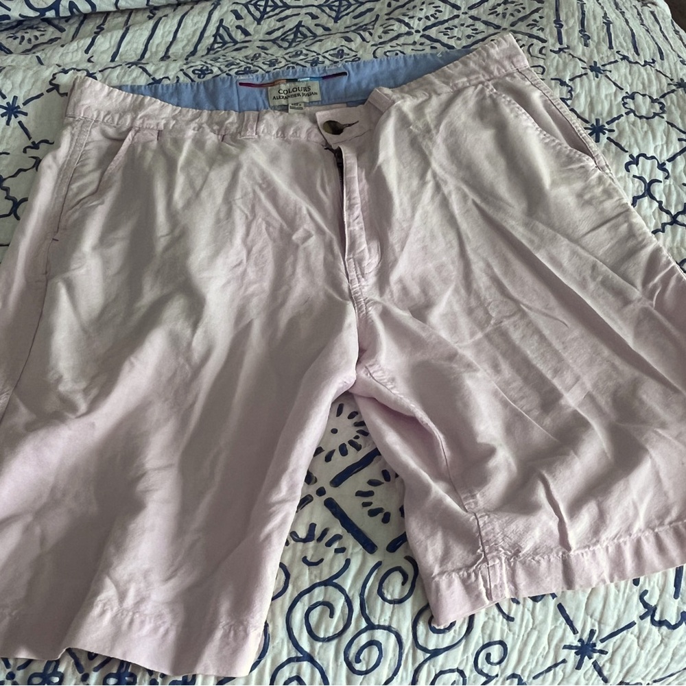 Men’s lightweight pink shorts.